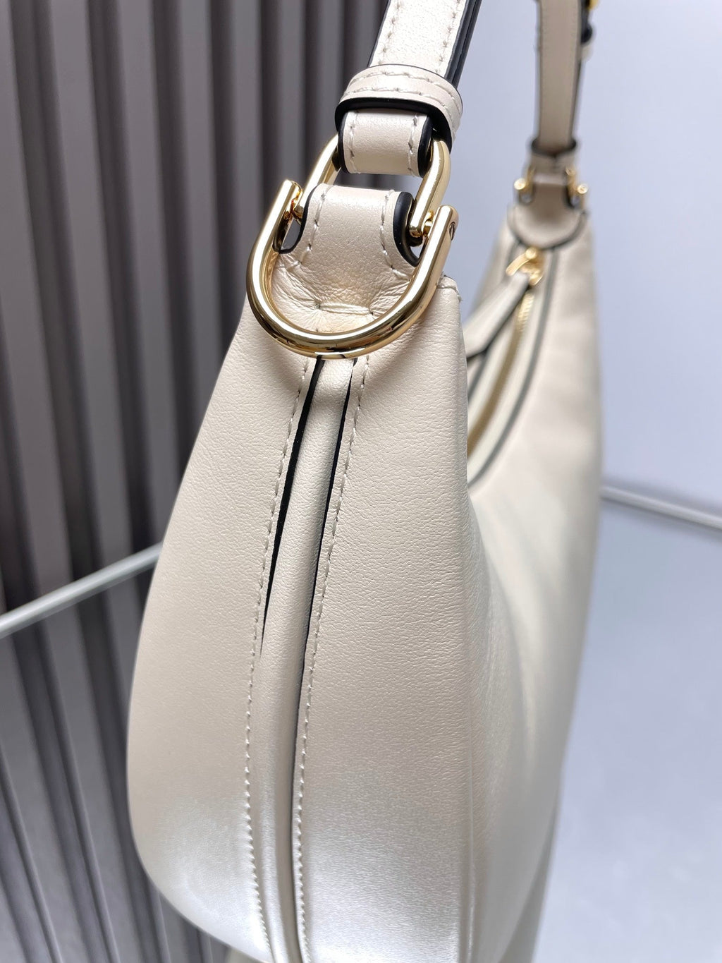 FENDI FENDIGRAPHY MEDIUM 29 IN WHITE SMOOTH LAMBSKIN GOLD HARDWARE