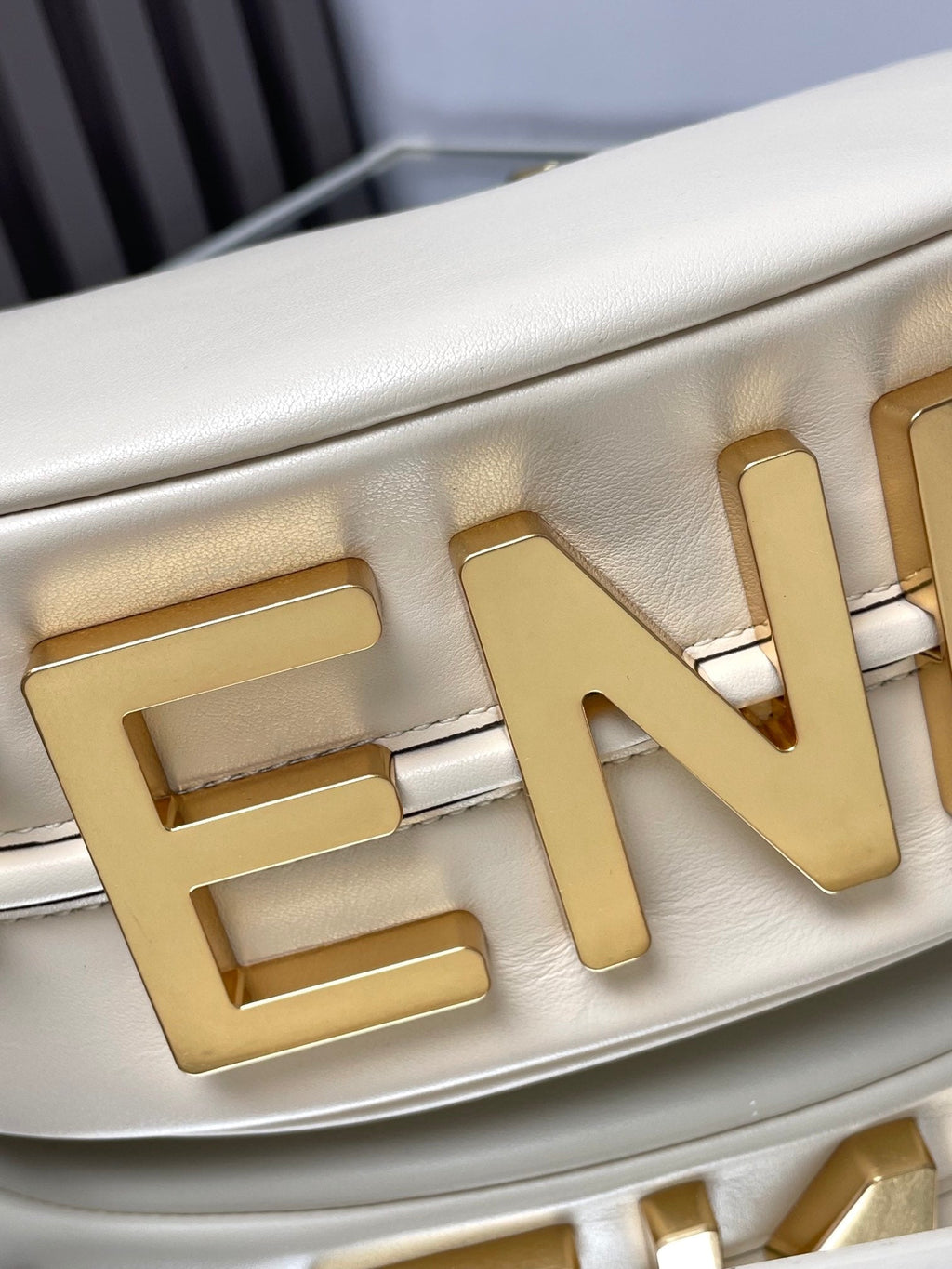 FENDI FENDIGRAPHY MEDIUM 29 IN WHITE SMOOTH LAMBSKIN GOLD HARDWARE