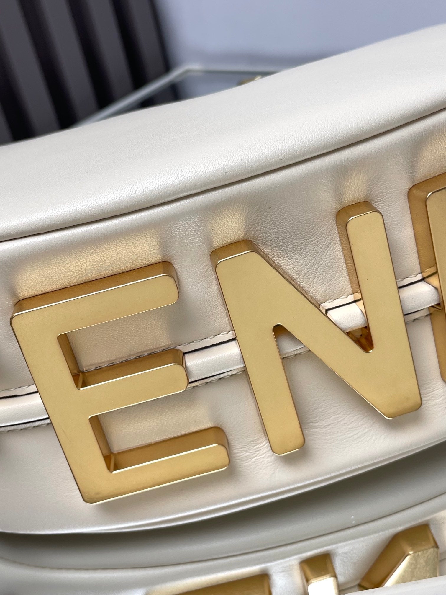 FENDI FENDIGRAPHY MEDIUM 29 IN WHITE SMOOTH LAMBSKIN GOLD HARDWARE
