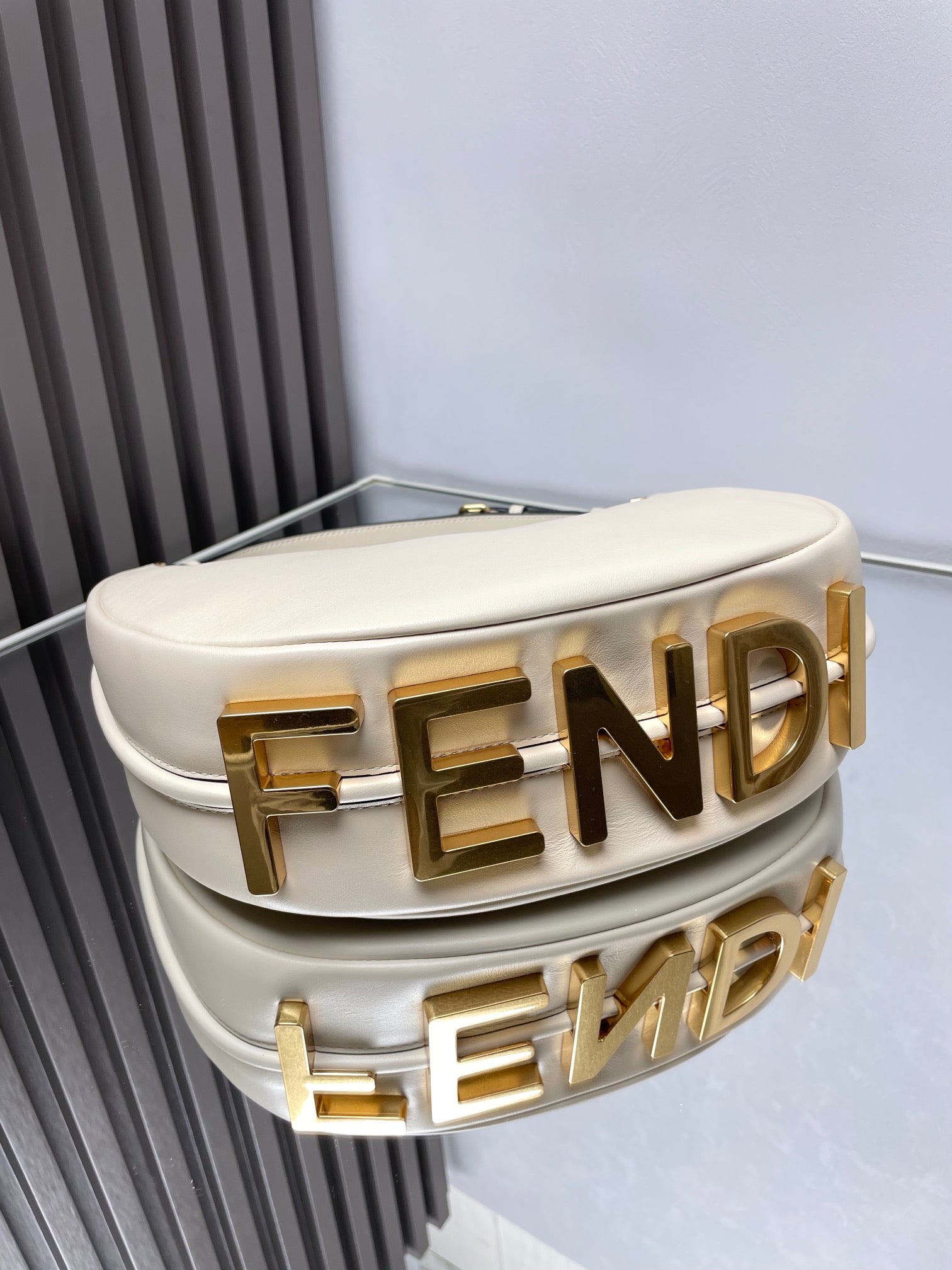 FENDI FENDIGRAPHY MEDIUM 29 IN WHITE SMOOTH LAMBSKIN GOLD HARDWARE