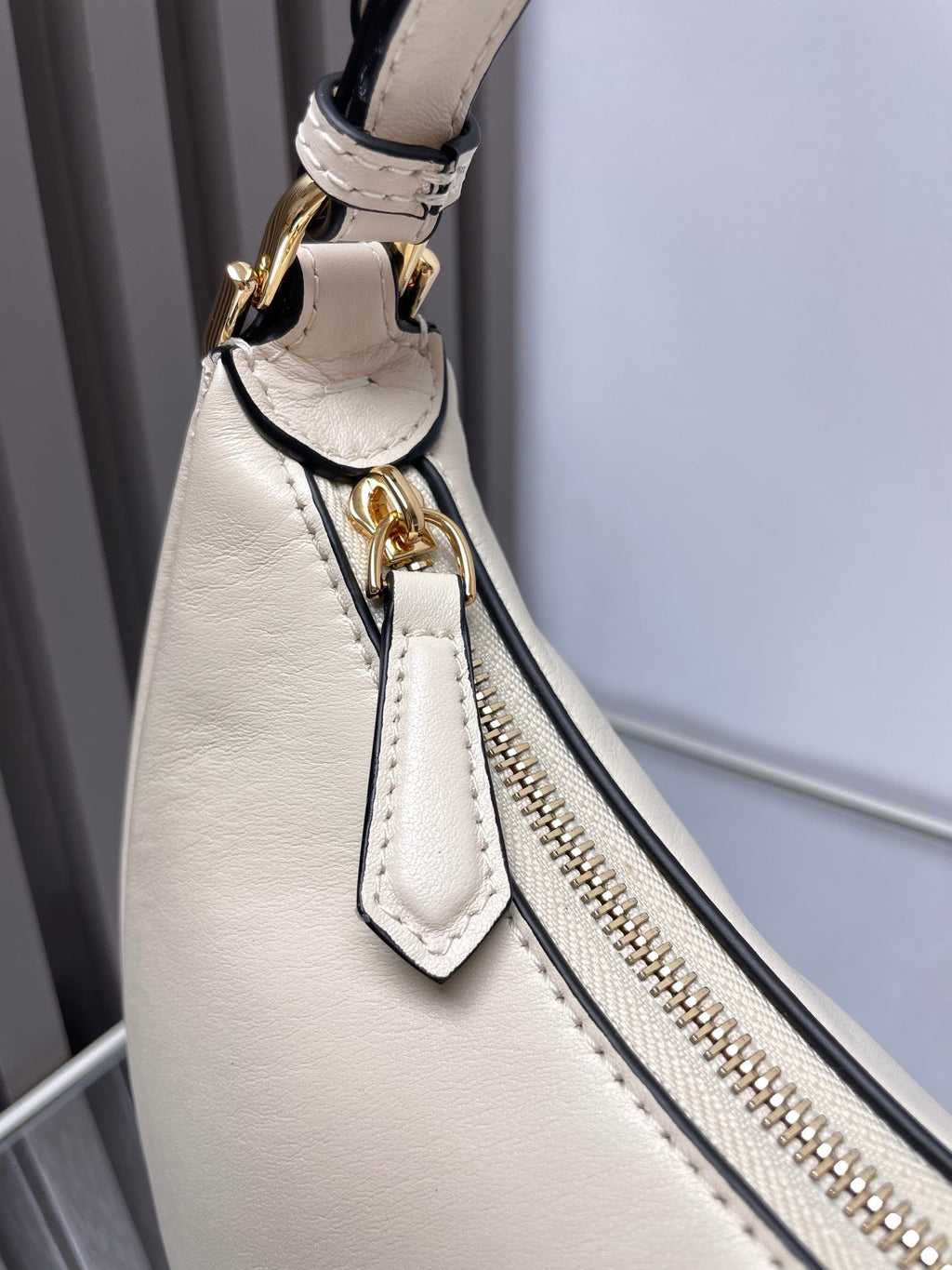 FENDI FENDIGRAPHY MEDIUM 29 IN WHITE SMOOTH LAMBSKIN GOLD HARDWARE