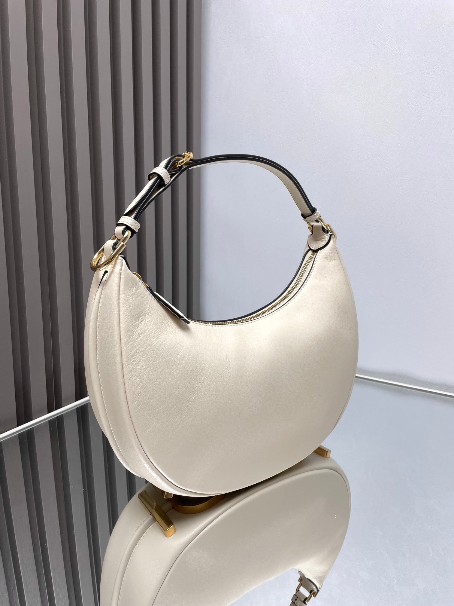 FENDI FENDIGRAPHY MEDIUM 29 IN WHITE SMOOTH LAMBSKIN GOLD HARDWARE