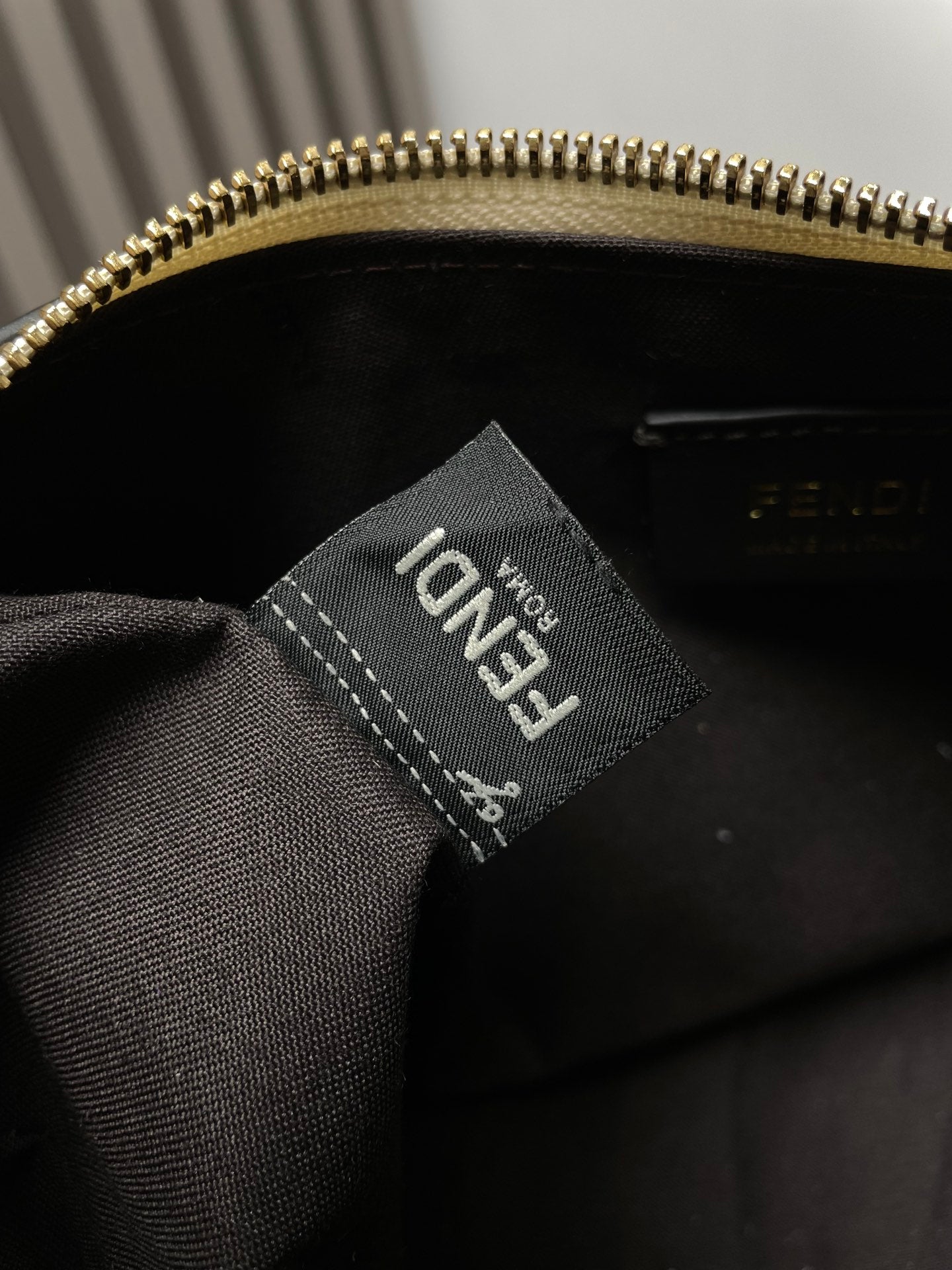 FENDI FENDIGRAPHY MEDIUM 29 IN WHITE SMOOTH LAMBSKIN GOLD HARDWARE