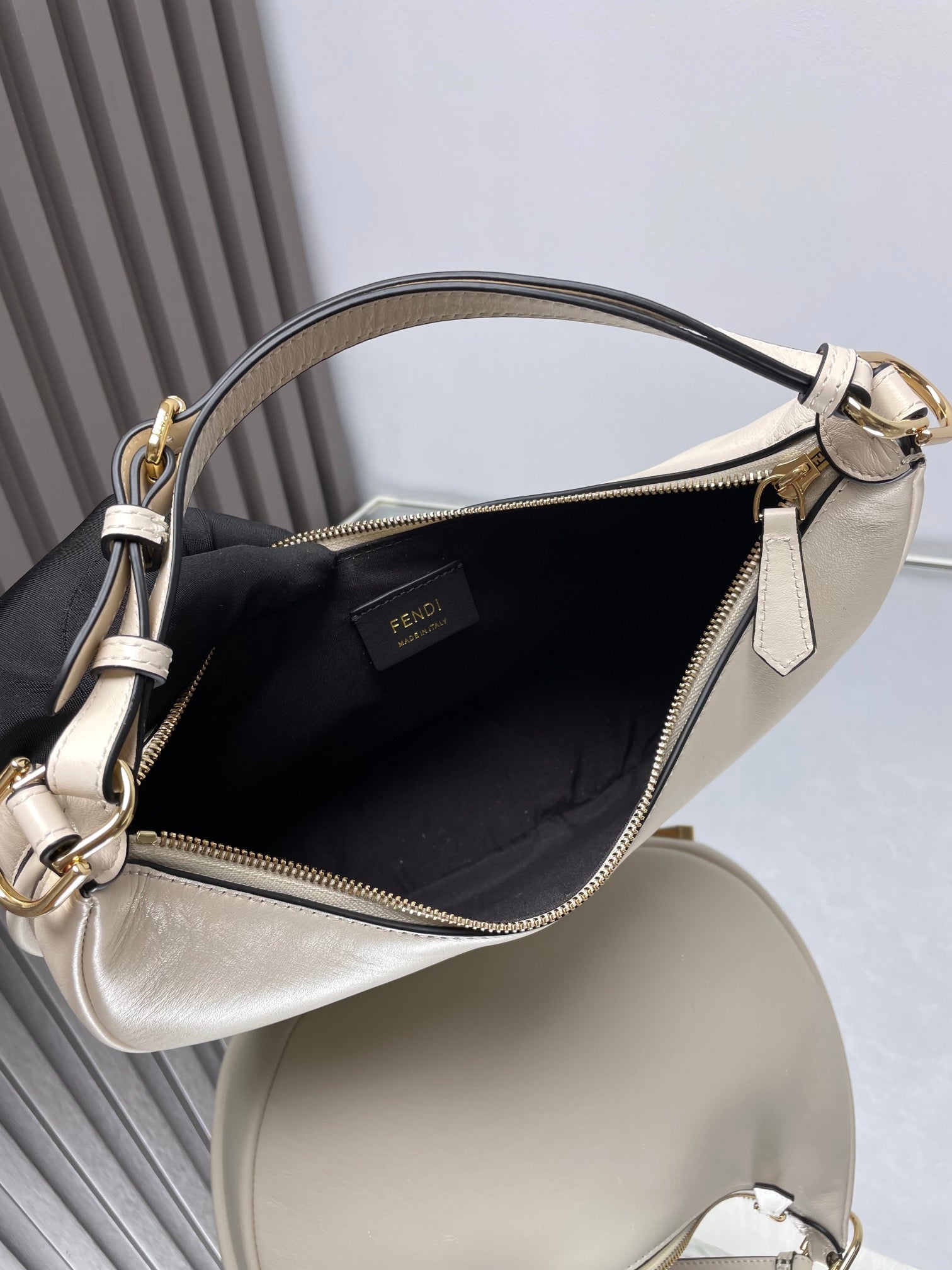 FENDI FENDIGRAPHY MEDIUM 29 IN WHITE SMOOTH LAMBSKIN GOLD HARDWARE