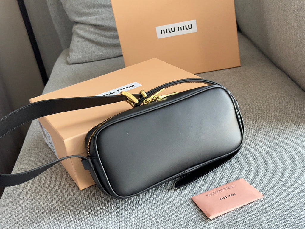 FENDI BAGUETTE 25 BAG IN BLACK CALFSKIN
