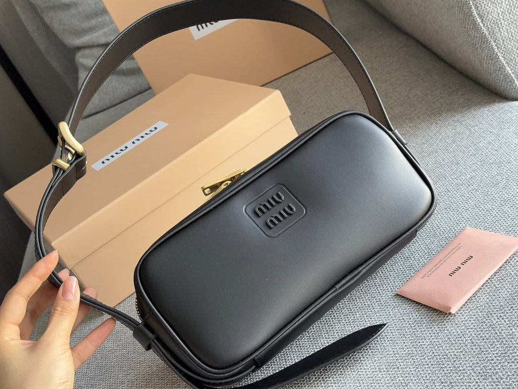 FENDI BAGUETTE 25 BAG IN BLACK CALFSKIN