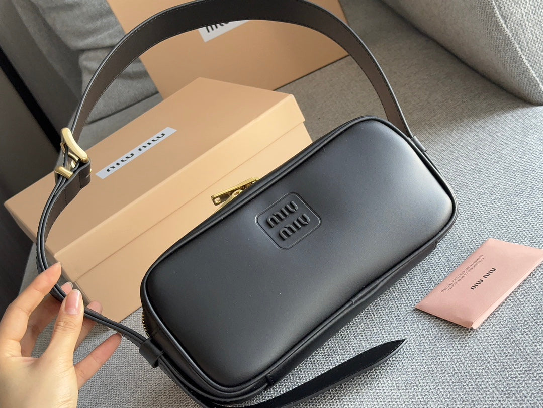 FENDI BAGUETTE 25 BAG IN BLACK CALFSKIN