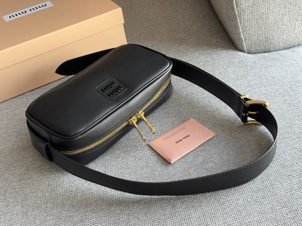 FENDI BAGUETTE 25 BAG IN BLACK CALFSKIN