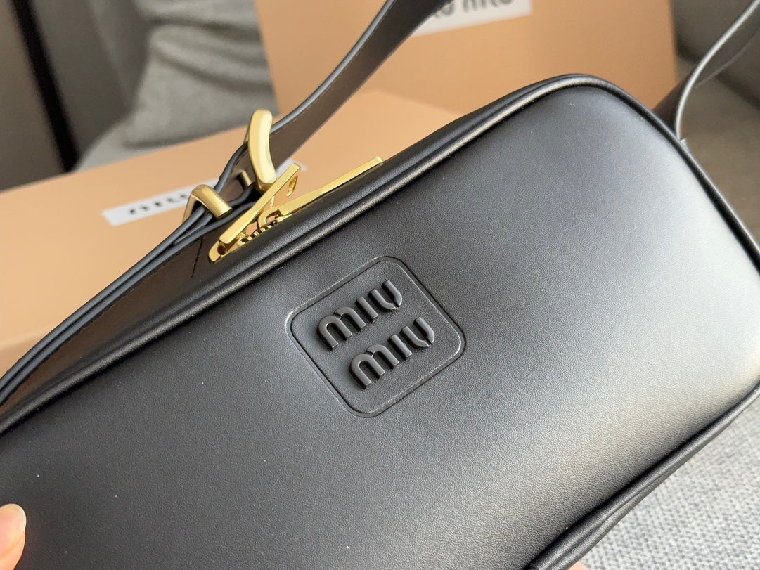 FENDI BAGUETTE 25 BAG IN BLACK CALFSKIN