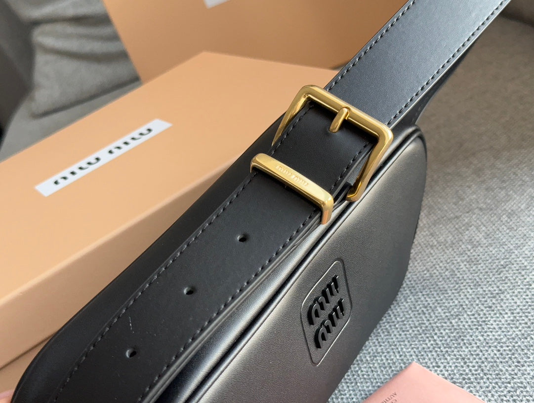 FENDI BAGUETTE 25 BAG IN BLACK CALFSKIN
