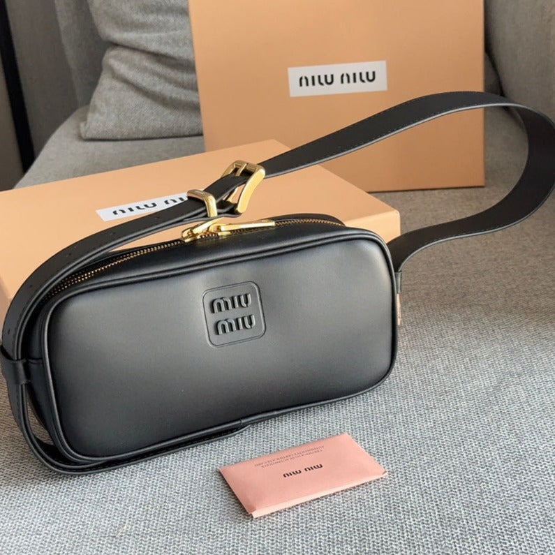 FENDI BAGUETTE 25 BAG IN BLACK CALFSKIN