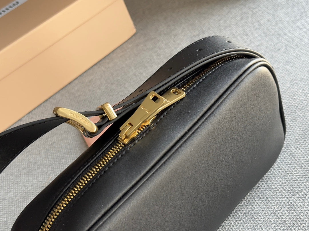 FENDI BAGUETTE 25 BAG IN BLACK CALFSKIN