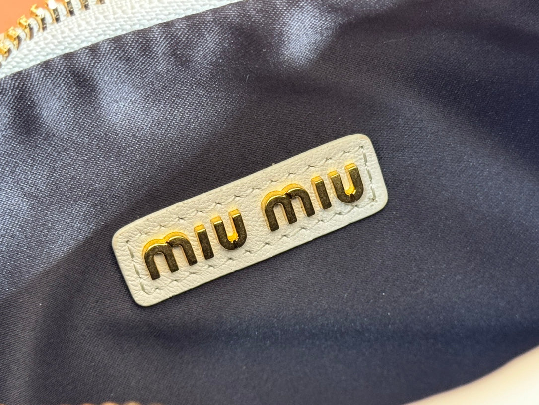 MIU MIU WANDER MATELASSÉ HANDBAG 23 IN WHITE LAMBSKIN