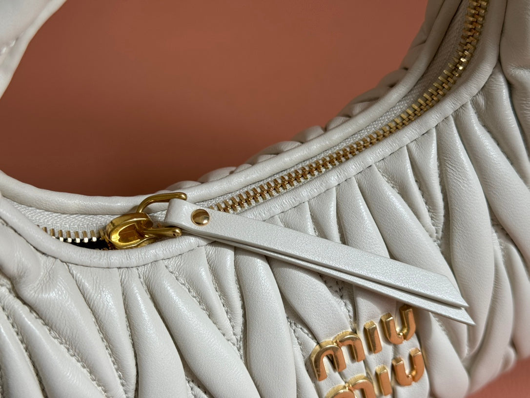 MIU MIU WANDER MATELASSÉ HANDBAG 23 IN WHITE LAMBSKIN