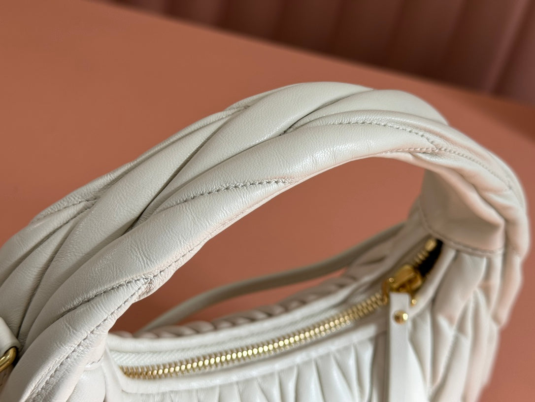 MIU MIU WANDER MATELASSÉ HANDBAG 23 IN WHITE LAMBSKIN