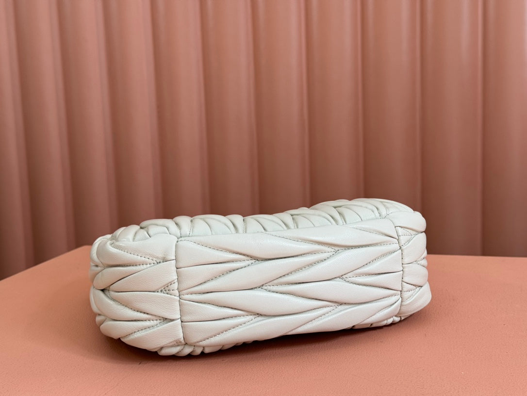 MIU MIU WANDER MATELASSÉ HANDBAG 23 IN WHITE LAMBSKIN