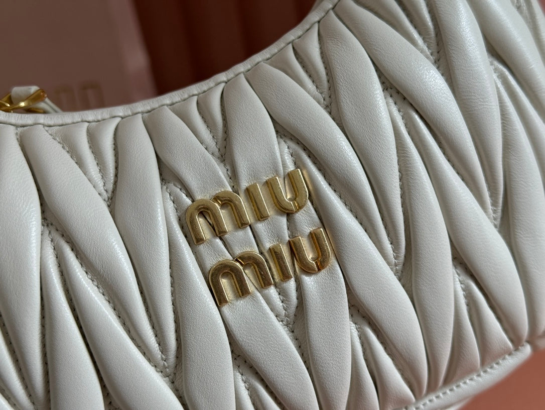 MIU MIU WANDER MATELASSÉ HANDBAG 23 IN WHITE LAMBSKIN