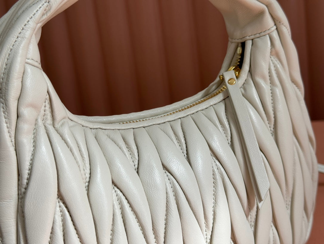 MIU MIU WANDER MATELASSÉ HANDBAG 23 IN WHITE LAMBSKIN