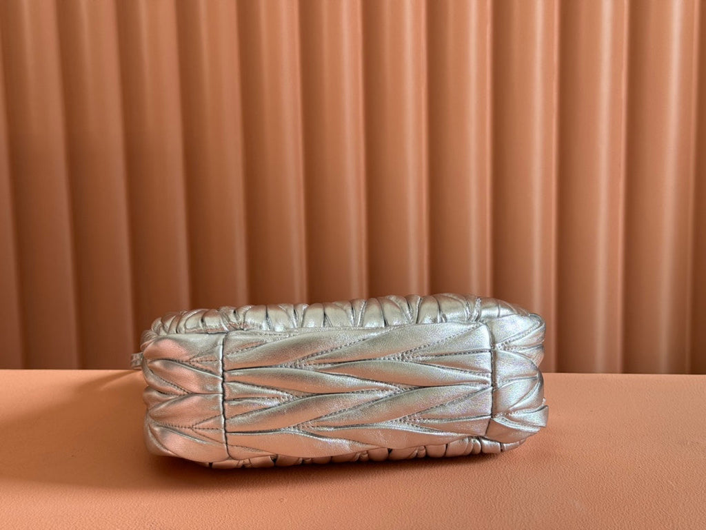 MIU MIU WANDER MATELASSÉ HANDBAG 23 IN SILVER PATENT LAMBSKIN