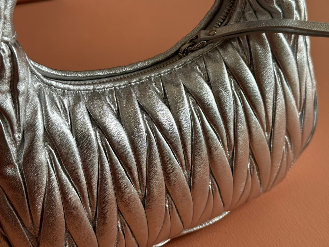 MIU MIU WANDER MATELASSÉ HANDBAG 23 IN SILVER PATENT LAMBSKIN