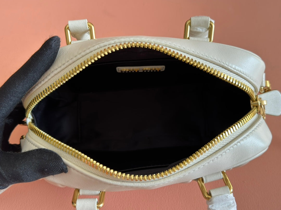 MIU MIU ARCADIE MATELASSÉ BAG 19 IN WHITE LAMBSKIN GOLD HARDWARE