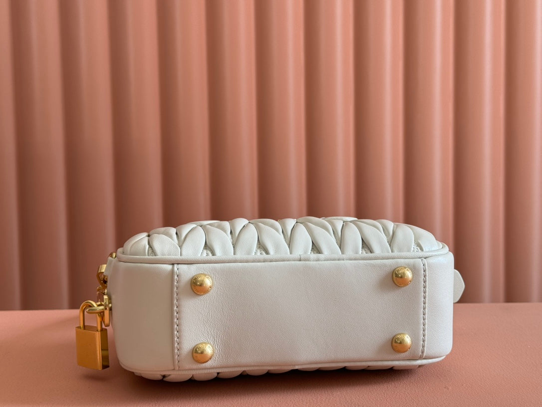 MIU MIU ARCADIE MATELASSÉ BAG 19 IN WHITE LAMBSKIN GOLD HARDWARE