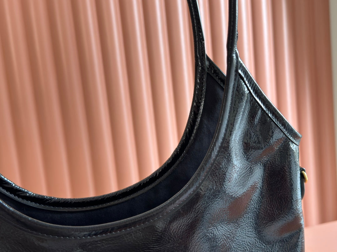 MIU MIU IVY 40 TOTE IN BLACK PATENT CALFSKIN
