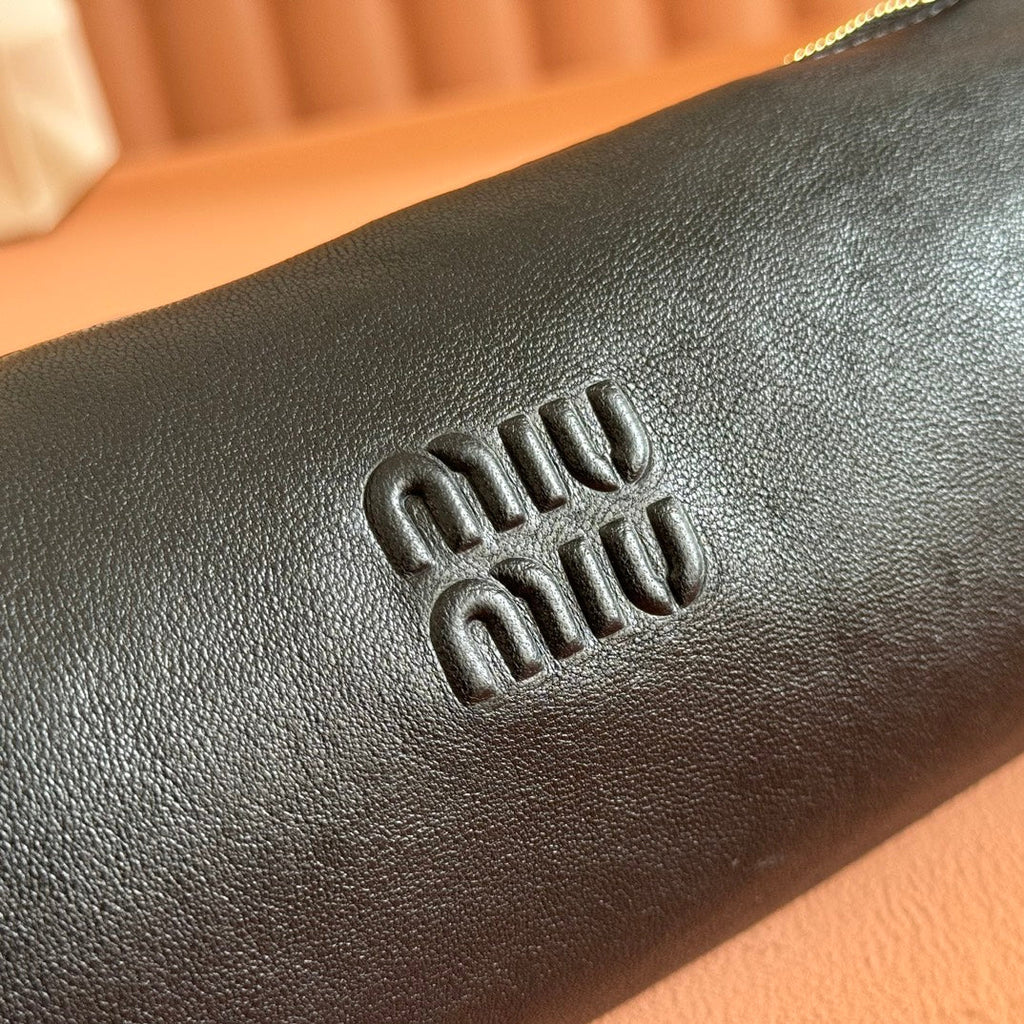 MIU MIU NAPPA POUCH 22 IN BLACK CALFSKIN