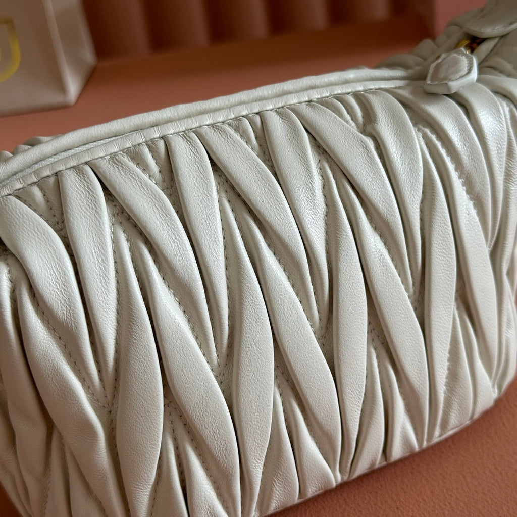 MIU MIU MIUMIU 26S POUCH BAG 15 IN WHITE CALFSKIN GOLD HARDWARE