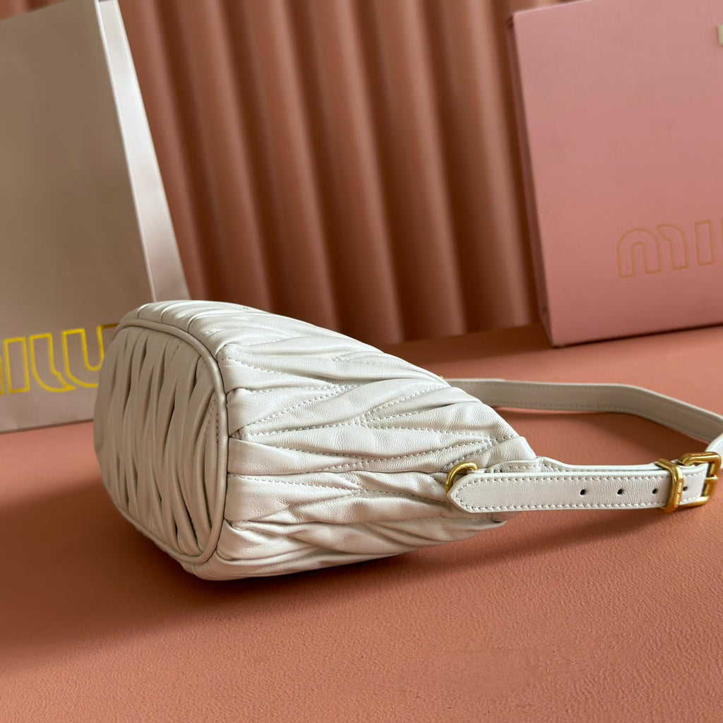 MIU MIU MIUMIU 26S POUCH BAG 15 IN WHITE CALFSKIN GOLD HARDWARE