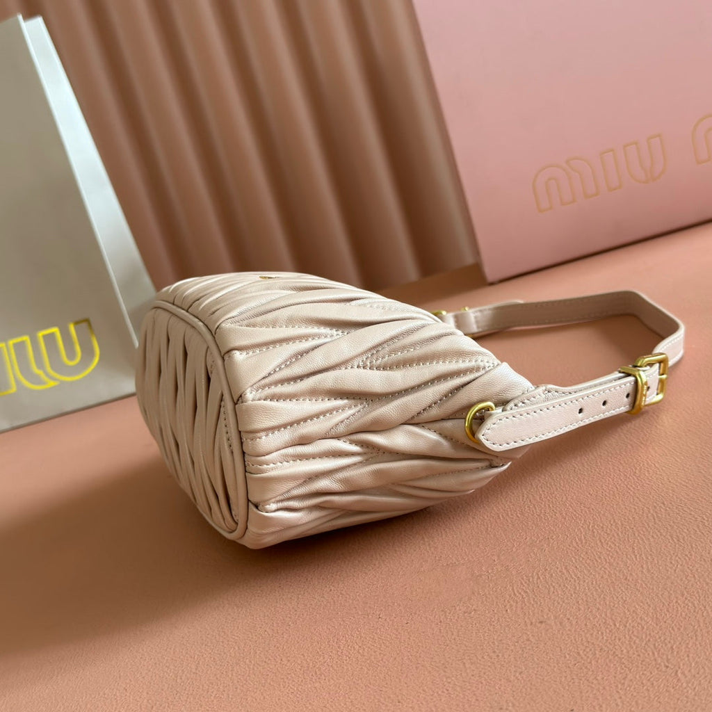 MIU MIU MIUMIU 26S POUCH BAG 15 IN LIGHT PINK CALFSKIN GOLD HARDWARE