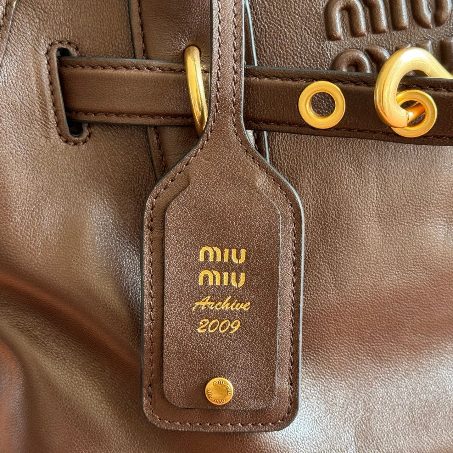 MIU MIU MIUMIU 26S BORSA AVENTURE BAG 30 IN DARK BROWN CALFSKIN GOLD HARDWARE