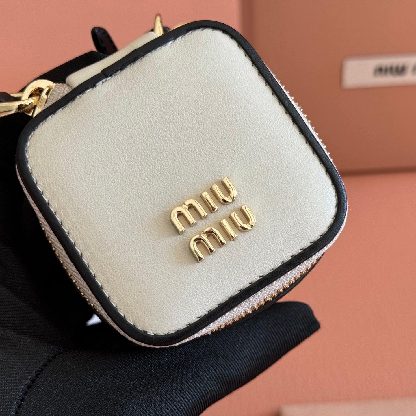 MIU MIU MIUMIU 26S EARPHONE CASE 6 IN WHITE CALFSKIN GOLD HARDWARE
