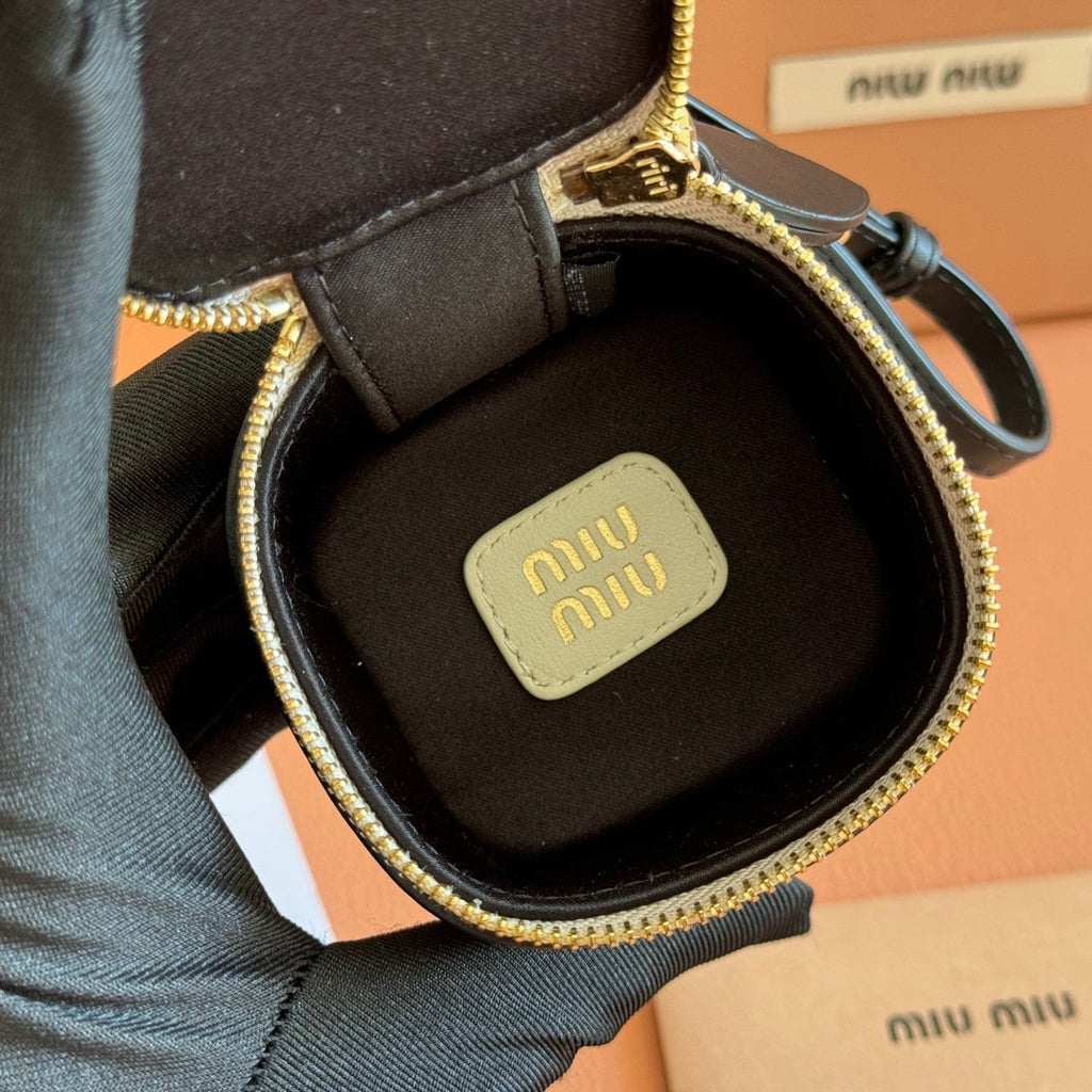 MIU MIU MIUMIU 26S EARPHONE CASE 6 IN WHITE CALFSKIN GOLD HARDWARE