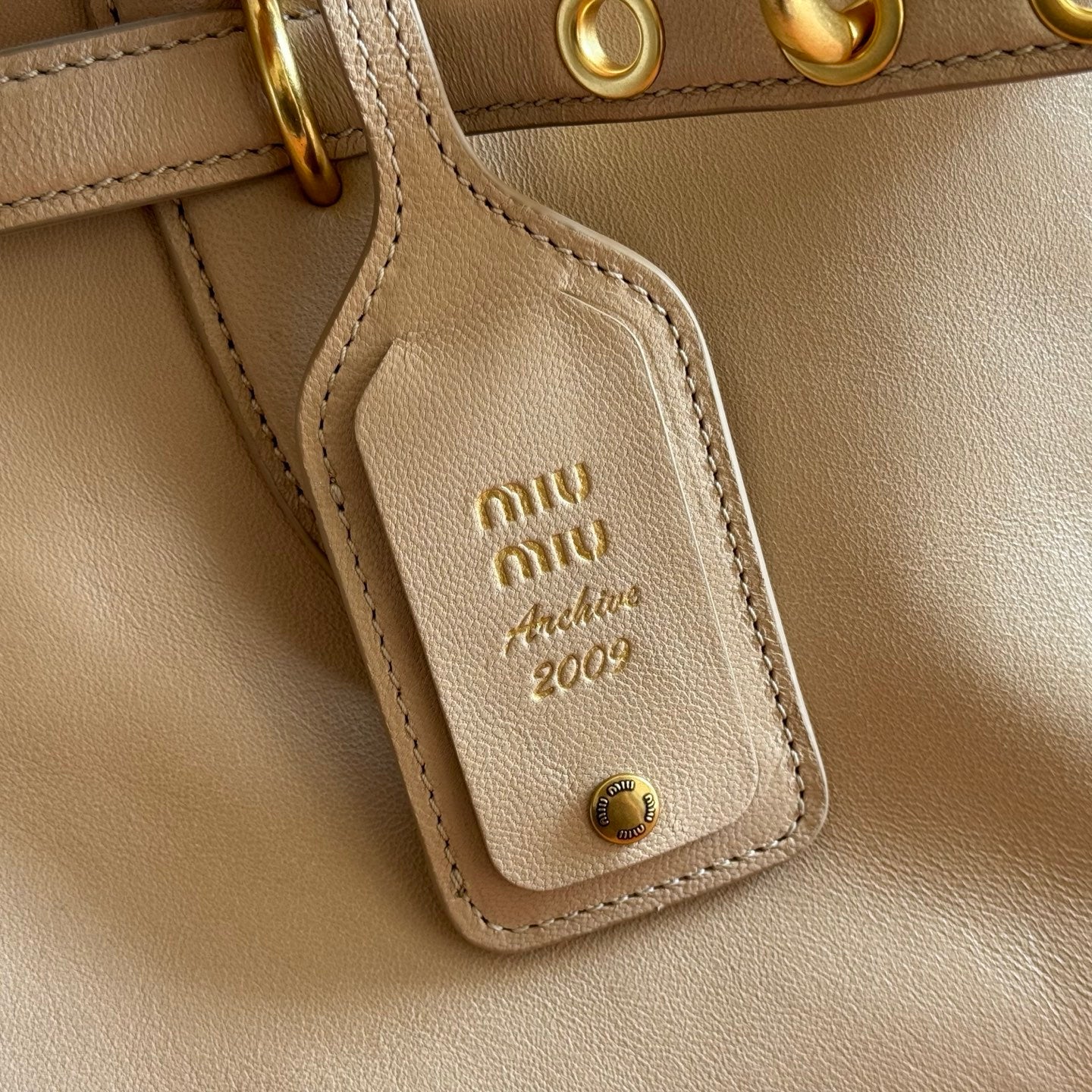 MIU MIU MIUMIU 26S BORSA AVENTURE BAG 44 IN DARK BEIGE LAMBSKIN GOLD HARDWARE