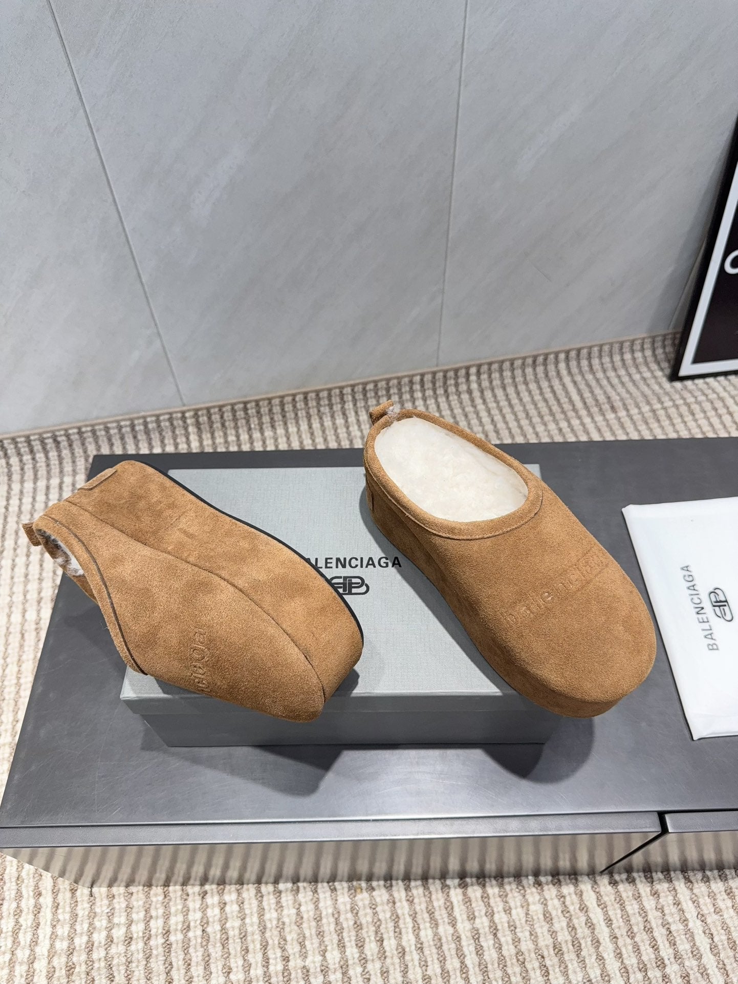 BALENCIAGA 25S AURALEE SLIP-ON 50 MM IN LIGHT BROWN SUEDE STYLE 1