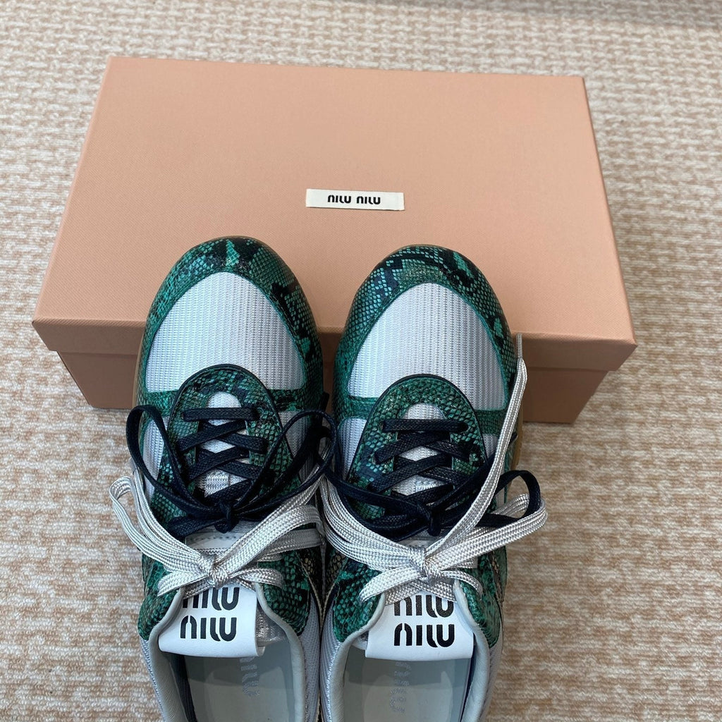 GYMNASIUM SNEAKER IN SILVER FABRIC AND DARK GREEN SNAKE EFFECT CALFSKIN