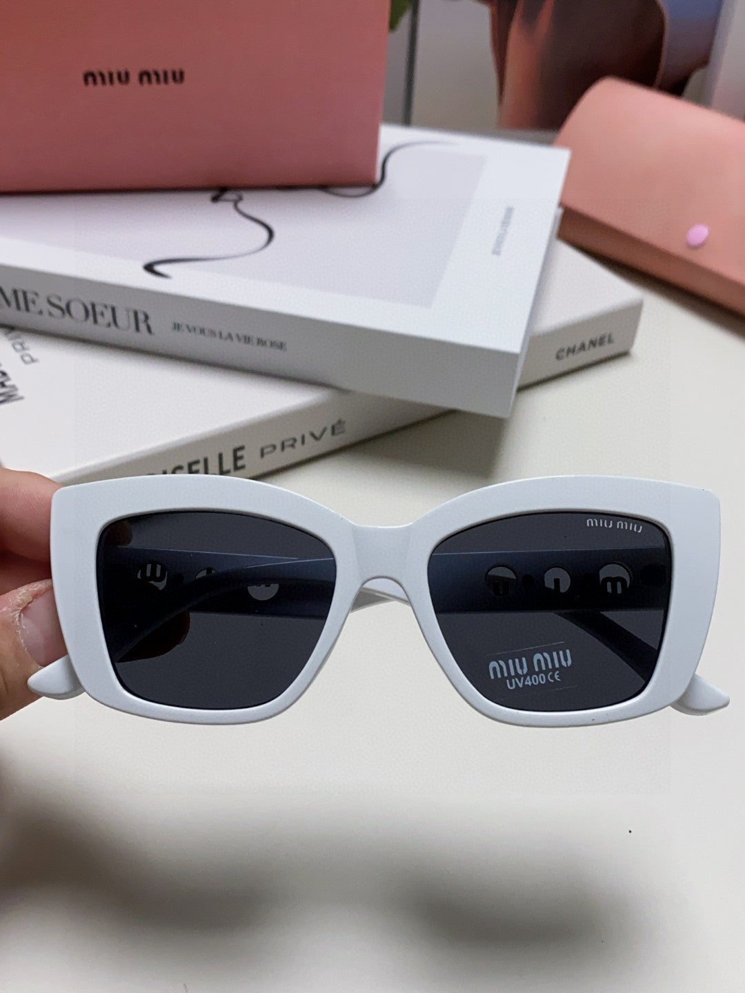 LOGO CAT EYE SUNGLASSES 513004 IN WHITE ACETATE
