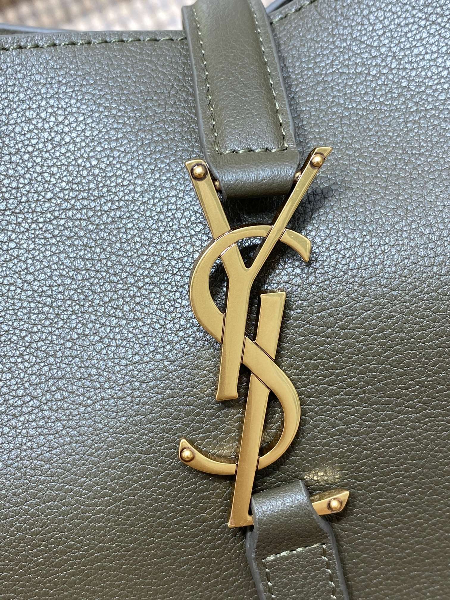 SAINT LAURENT LE 5 À 7 SMALL SUPPLE 22 IN DARK GREEN CALFSKIN GOLD BUCKLE