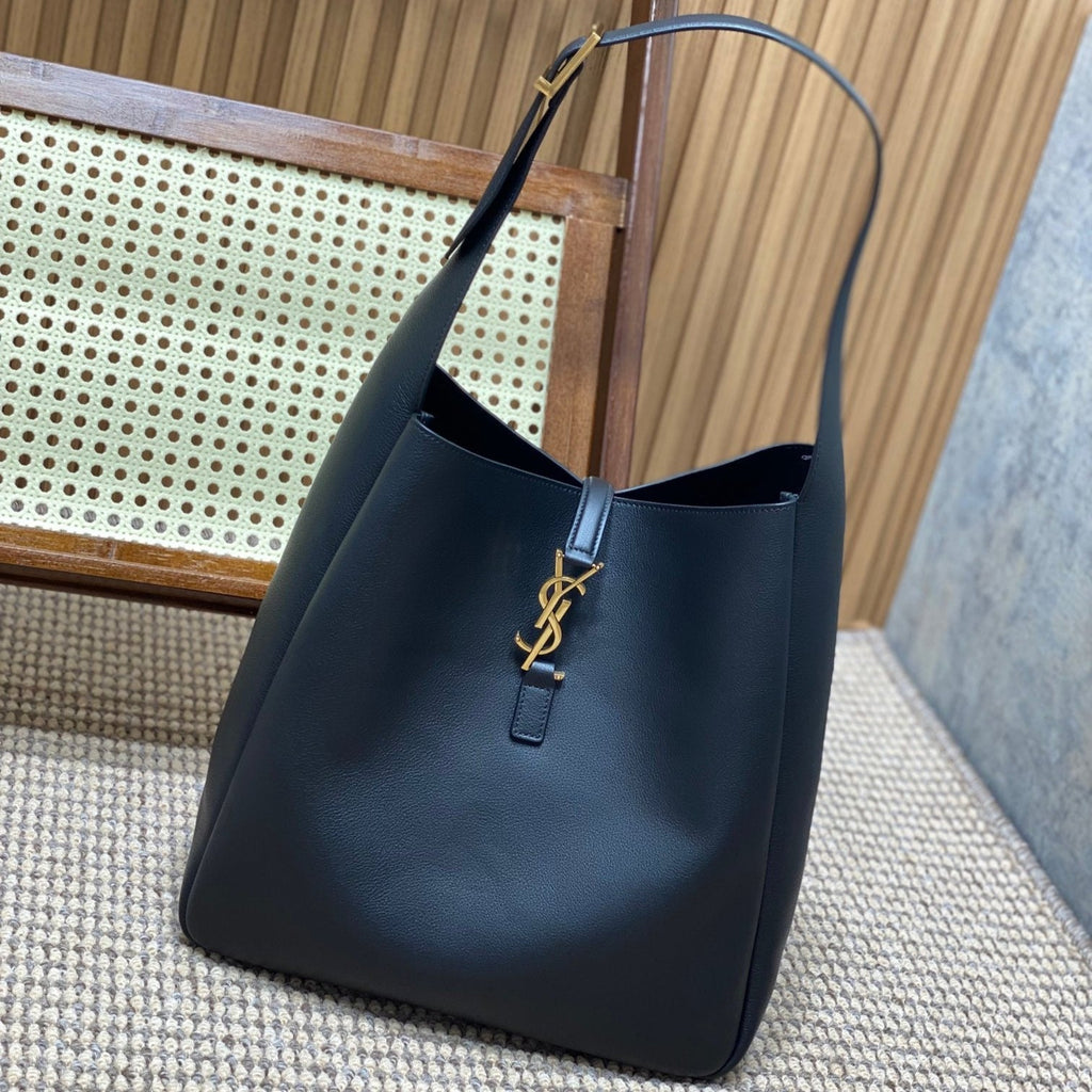 SAINT LAURENT LE 5 À 7 LARGE SUPPLE BAG 31 IN BLACK CALFSKIN