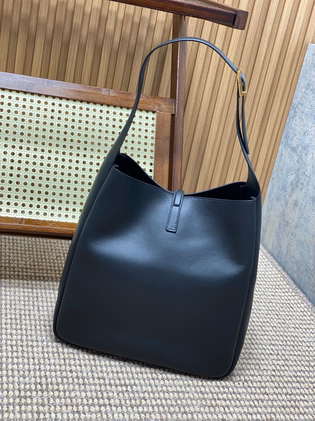 SAINT LAURENT LE 5 À 7 LARGE SUPPLE BAG 31 IN BLACK CALFSKIN