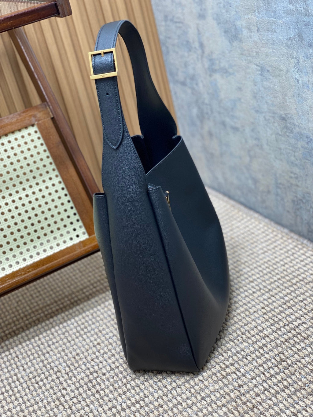 SAINT LAURENT LE 5 À 7 LARGE SUPPLE BAG 31 IN BLACK CALFSKIN