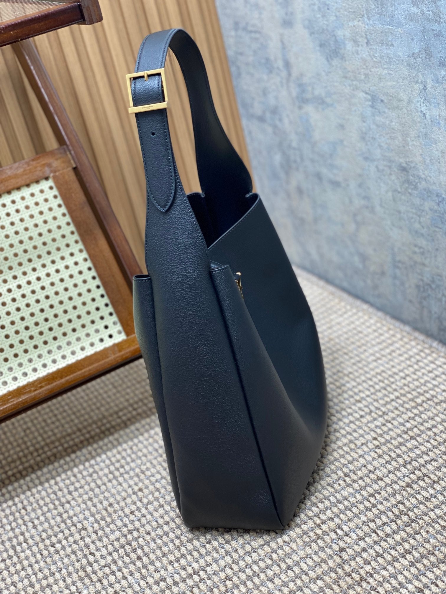 SAINT LAURENT LE 5 À 7 LARGE SUPPLE BAG 31 IN BLACK CALFSKIN