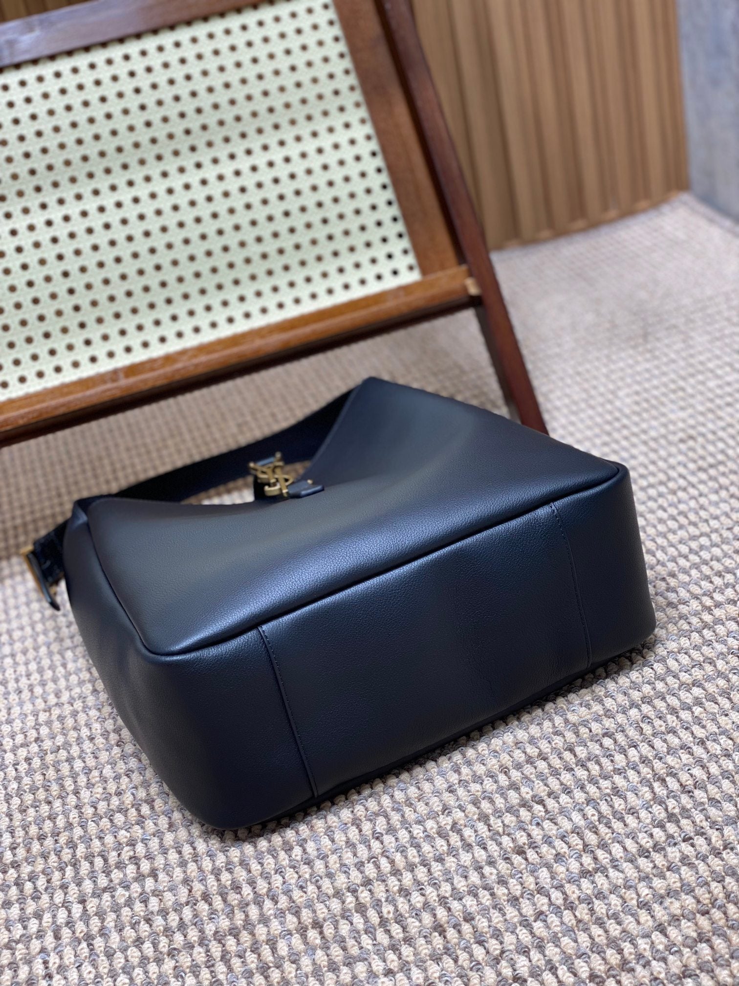 SAINT LAURENT LE 5 À 7 LARGE SUPPLE BAG 31 IN BLACK CALFSKIN