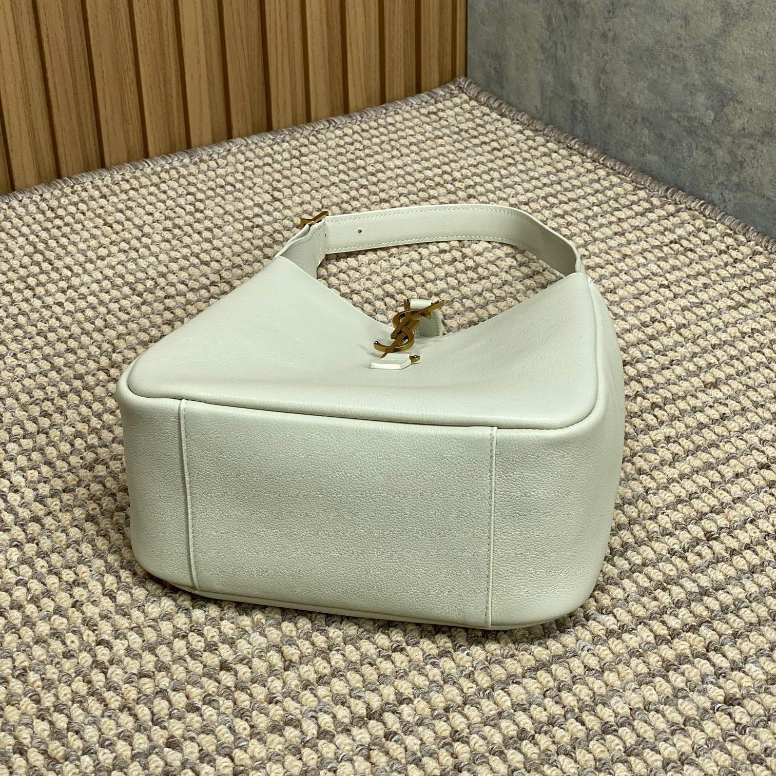 SAINT LAURENT LE 5 À 7 SMALL SUPPLE 22 IN WHITE CALFSKIN GOLD BUCKLE