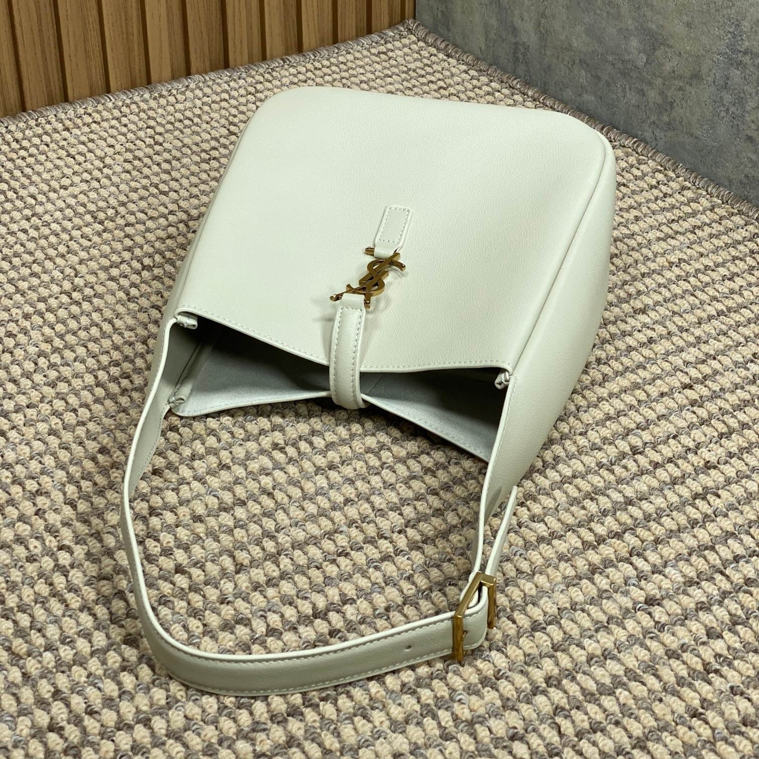 SAINT LAURENT LE 5 À 7 SMALL SUPPLE 22 IN WHITE CALFSKIN GOLD BUCKLE