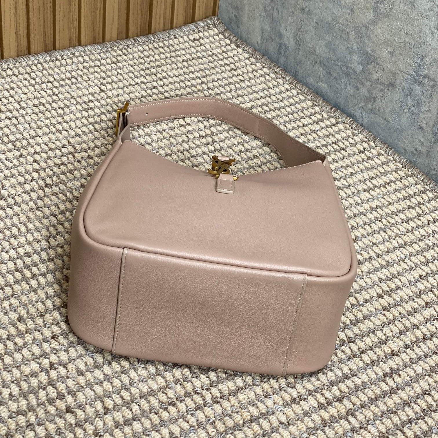 SAINT LAURENT LE 5 À 7 SMALL SUPPLE 22 IN BABBY PINK CALFSKIN GOLD BUCKLE