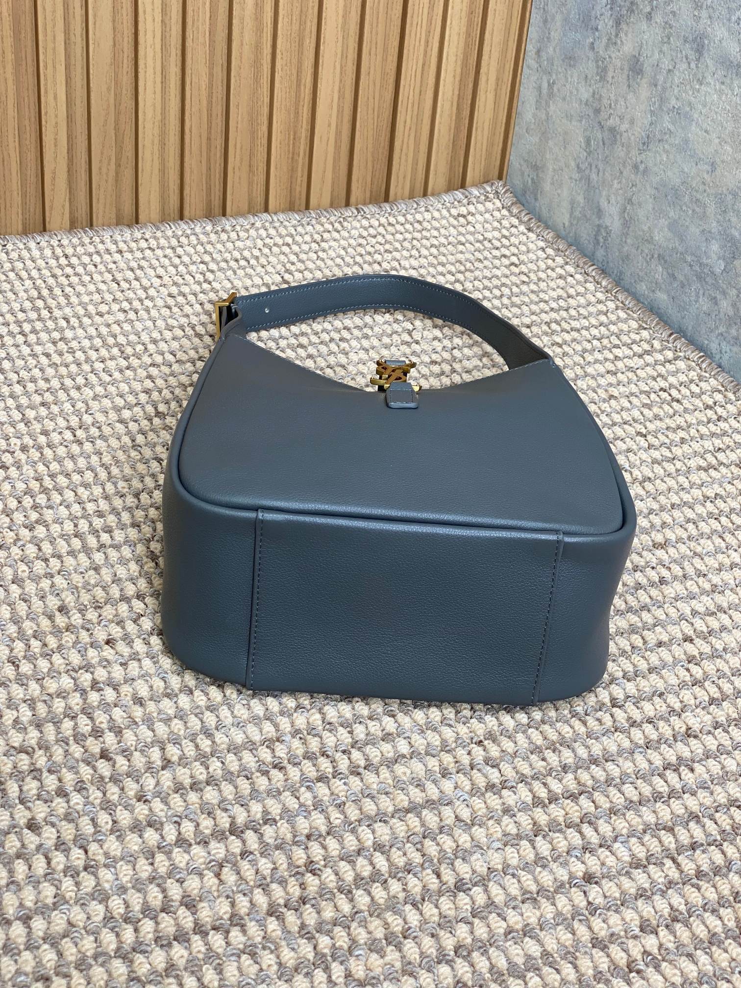 SAINT LAURENT LE 5 À 7 SMALL SUPPLE 22 IN NEPAL BLUE CALFSKIN GOLD BUCKLE