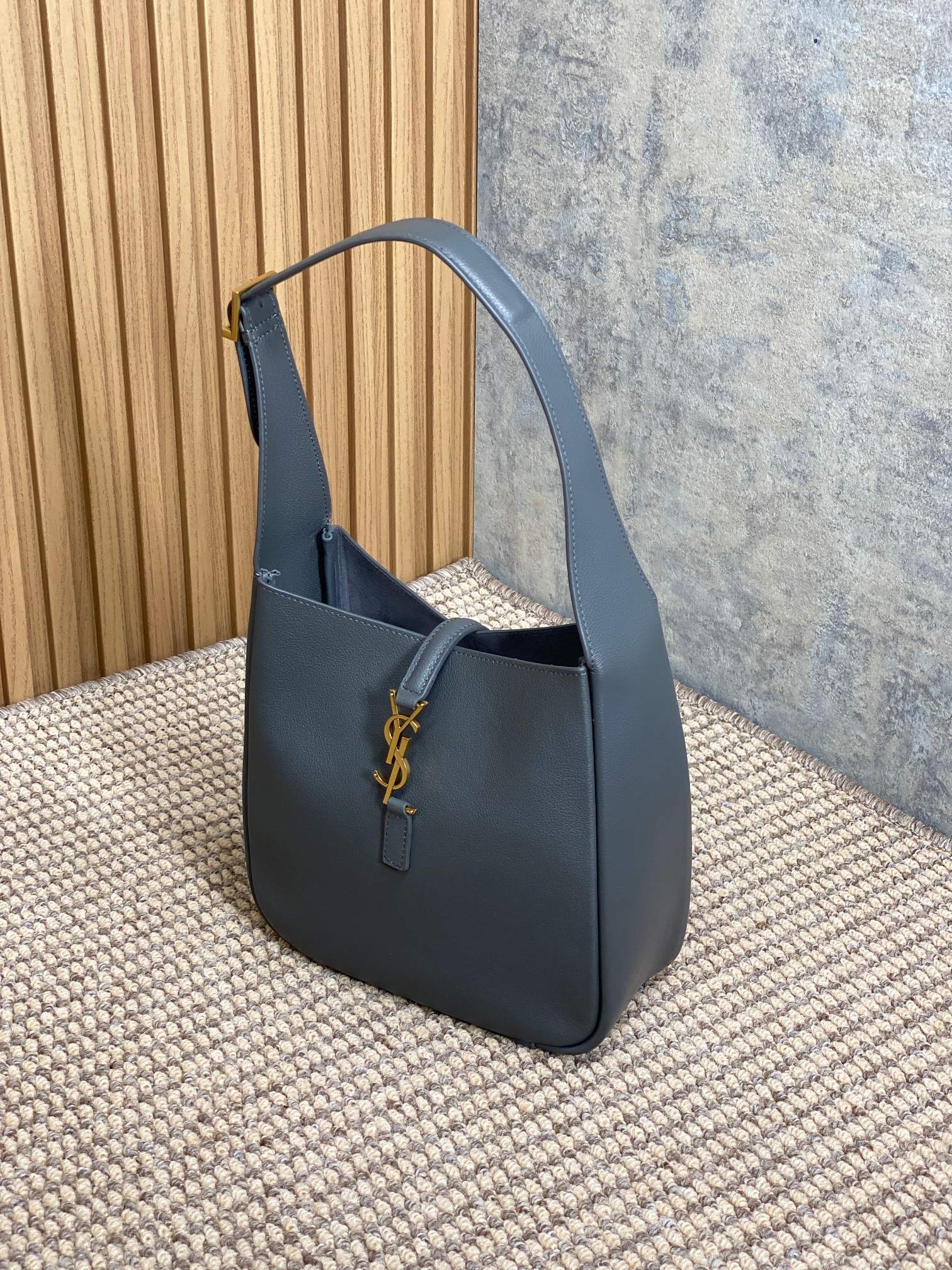 SAINT LAURENT LE 5 À 7 SMALL SUPPLE 22 IN NEPAL BLUE CALFSKIN GOLD BUCKLE