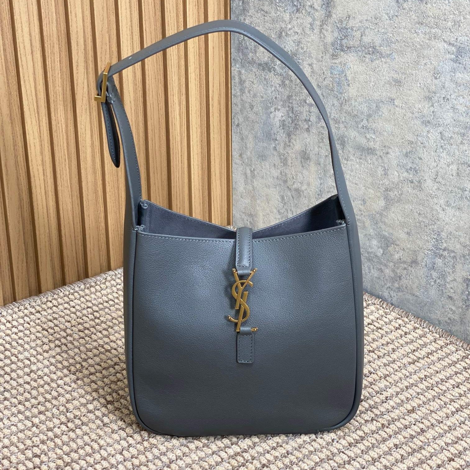 SAINT LAURENT LE 5 À 7 SMALL SUPPLE 22 IN NEPAL BLUE CALFSKIN GOLD BUCKLE
